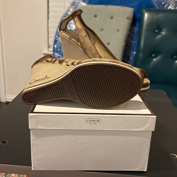 Coach Signature Khaki Wedges Size 7. - Picture 4 of 6
